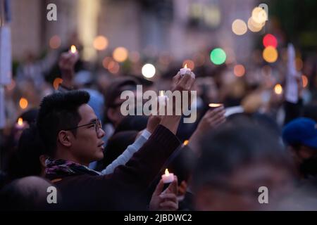 Londres, Royaume-Uni. 04th juin 2022. Les manifestants tiennent des bougies lors du rassemblement de la Vigil du souvenir de Tienanmen pour marquer le 33rd anniversaire du mouvement pro-démocratie de 1989 et du massacre de la place Tienanmen, devant l'ambassade chinoise à Londres. (Photo par May James/SOPA Images/Sipa USA) crédit: SIPA USA/Alay Live News Banque D'Images
