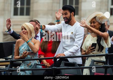 Londres, Royaume-Uni. 5 juin 2022. Holly Willoughby, Rylan Clark-Neal et Nicole Scherzinger dans un bus à toit ouvert. Le Jubilé de platine a lieu dans le Mall, le quatrième et dernier jour des célébrations du Jubilé de platine de la Reine. Le défilé de 3km est dirigé par l'entraîneur de l'État de l'Or, une voiture de 260 ans qui transportait la Reine vers et depuis son couronnement en 1953. Credit: Stephen Chung / Alamy Live News Banque D'Images