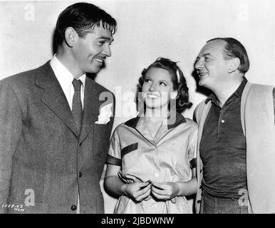 Installer le Visiteur CLARK PIGNON avec une jeune LANA TURNER et le directeur REINHOLD SCHUNZEL sur le Candid au début du tournage en juin 1938 de L'HOMME RICHE, PAUVRE FILLE 1938 réalisateur REINHOLD SCHUNZEL de jeu colliers blancs par Edith Ellis Metro Goldwyn Mayer Banque D'Images