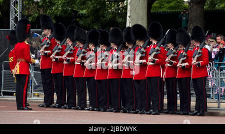 Coldstream Guards en compagnie du Queen's Platinum Jubilee Trooping The Color Color The Mall London Banque D'Images