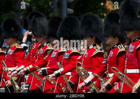 Les gardes du Guardsmen défilent au Queen's Platinum Jubilee Trooping The Color The Mall London Banque D'Images