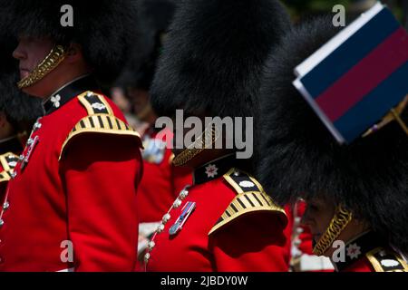 Les gardes du Guardsmen défilent au Queen's Platinum Jubilee Trooping The Color The Mall London Banque D'Images