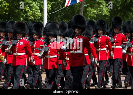 Grenadier Guardmen en compagnie du Queen's Platinum Jubilee Trooping The Color The Mall London Banque D'Images