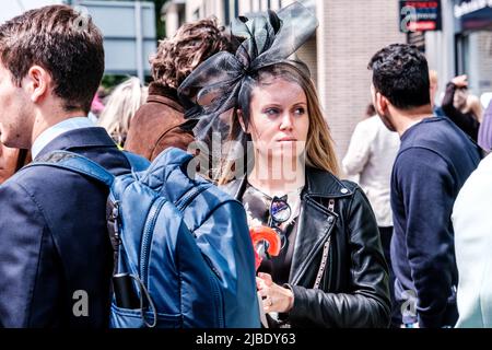 Epsom Surrey, Londres, Royaume-Uni, 04 juin 2022, belle jeune femme branchée debout seule sur la rue surpeuplée Banque D'Images