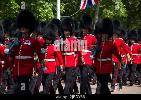 Grenadier Guardmen en compagnie du Queen's Platinum Jubilee Trooping The Color The Mall London Banque D'Images