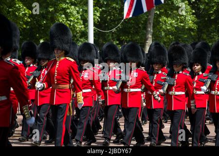 Scots Guardsmen en compagnie du Queen's Platinum Jubilee Trooping The Color The Mall London Banque D'Images