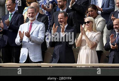 Paris, France - 05/06/2022, Roi Felipe VI d'Espagne, Prince héritier Haakon de Norvège et mette-Marit, Princesse de Norvège lors de la cérémonie du trophée suivant la finale masculine du 15 jour de Roland-Garros 2022, Open de France 2022, deuxième tournoi de tennis Grand Chelem de la saison sur 5 juin, 2022 au stade Roland-Garros à Paris, France - photo : Jean Catuffe/DPPI/LiveMedia Banque D'Images