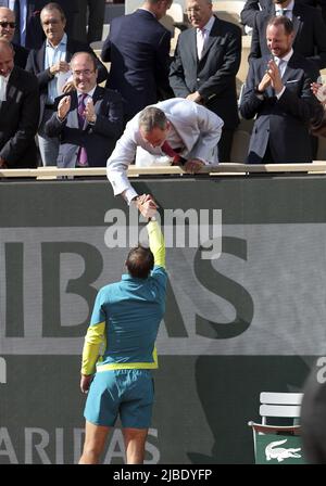 Paris, France - 05/06/2022, le gagnant Rafael Nadal salue le roi Felipe VI d'Espagne, le prince héritier Haakon de Norvège après la finale masculine du jour 15 de Roland-Garros 2022, ouverture française 2022, deuxième tournoi de tennis Grand Chelem de la saison sur 5 juin 2022 au stade Roland-Garros à Paris, France - photo: Jean Catuffe/DPPI/LiveMedia Banque D'Images