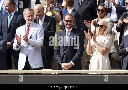 Paris, France - 05/06/2022, Roi Felipe VI d'Espagne, Prince héritier Haakon de Norvège et mette-Marit, Princesse de Norvège lors de la cérémonie du trophée suivant la finale masculine du 15 jour de Roland-Garros 2022, Open de France 2022, deuxième tournoi de tennis Grand Chelem de la saison sur 5 juin, 2022 au stade Roland-Garros à Paris, France - photo : Jean Catuffe/DPPI/LiveMedia Banque D'Images