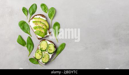 Divers sandwiches de ramish de légumes frais d'avocat mûr, concombre, avocat, graines de laitue d'épinards Banque D'Images