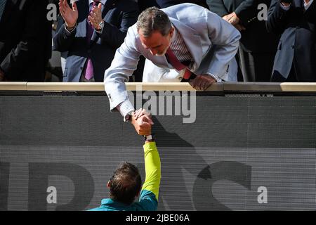 Paris, France - 05/06/2022, Rafael NADAL d'Espagne avec le roi Felipe VI d'Espagne pendant le 15 jour de Roland-Garros 2022, Open de France 2022, tournoi de tennis Grand Slam sur 05 juin 2022 au stade Roland-Garros à Paris, France - photo: Matthieu Mirville/DPPI/LiveMedia Banque D'Images