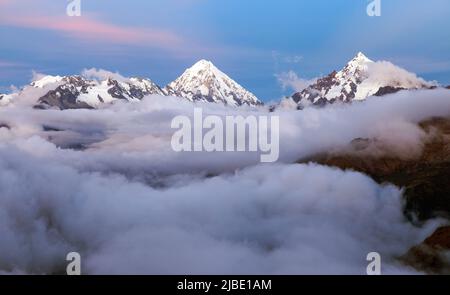 Vue en soirée du Mont Salkantay ou Salcantay au milieu des nuages, vue du sentier de randonnée de Choquequirao, région de Cuzco ou Cusco, région de Machu Picchu, P Banque D'Images