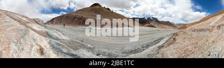 AK-Baital ou Akbaital Pass 4655m, route de Pamir ou route non pavée de Pamirskij trakt, paysage autour de M41 routes internationales, montagnes au Tadjikistan Gorn Banque D'Images