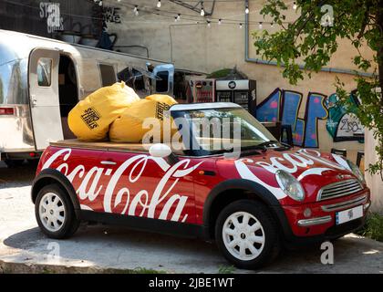 Maquette Mini Cooper rouge de marque Coca-Cola à l'extérieur de la caravane de remorques alimentaires des chefs de rue dans le centre-ville de Sofia, Bulgarie, Europe de l'est, Balkans, UE Banque D'Images