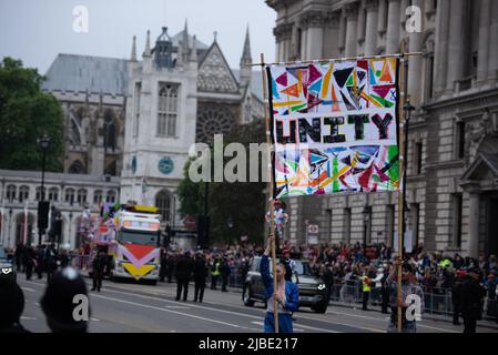 Londres, Royaume-Uni. 05th juin 2022. Une grande bannière "Unity" est portée le long de Whitehall pendant le Jubilé de platine 2022 de la Reine Elizabeth II - Pageant de platine à Londres. Crédit : SOPA Images Limited/Alamy Live News Banque D'Images