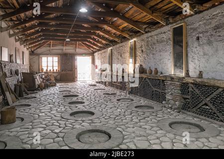 Intérieur de la cave à vin traditionnelle avec qvevri en Géorgie Banque D'Images