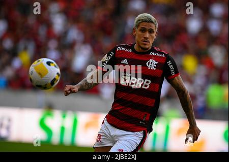 Rio de Janeiro, Brésil. 05th juin 2022. Pedro de Flamengo contrôle le ballon pendant le match de football de Campeonato Brasileiro (Ligue nationale brésilienne) entre Flamengo et Fortaleza au stade Maracana de Rio de Janeiro, au Brésil, sur 05 juin 2022. Andre Borges/SPP crédit: SPP Sport presse photo. /Alamy Live News Banque D'Images