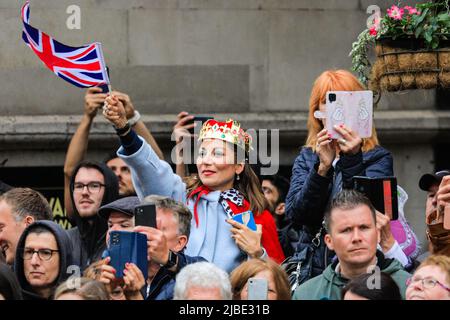 Londres, Royaume-Uni. 05th juin 2022. Le Jubilé de platine présente 10 000 participants dans quatre actes, « pour la Reine et le pays », un défilé militaire, « le temps de nos vies », montrant les 7 décennies du règne de la Reine, dont 150 célébrités « trésors nationaux » et célébrant la culture, la musique et la mode, « célébrons », Et « heureux et glorieux », la formation finale en face du Palais de Buckingham. Credit: Imagetraceur/Alamy Live News Banque D'Images