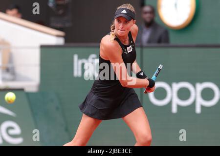 Paris, France : 5th juin 2022 ; Roland Garros, Paris, France : tournoi de tennis ouvert français, double finale de Womens ; Kristina Mladenovic en action contre Coco Gauff (Etats-Unis) et Jessica Pegula (Etats-Unis) Banque D'Images