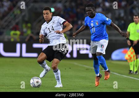 Bologne, Émilie-Romagne. 04th juin 2022. Jamal Musiala de l'Allemagne Wilfried Gnonto de l'Italie pendant la ligue des nations européennes 2022 Match Italie-Allemagne Renato dall'ara stade à Bologne, Italie, 04 juin 2022 Fotografo01 crédit: Agence de photo indépendante/Alamy Live News Banque D'Images