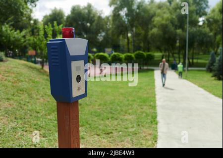 Système d'avertissement de rue et appel de services spéciaux et d'assistance médicale, situé dans le parc urbain paysagé Banque D'Images