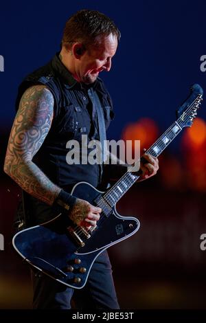 Rhénanie-Palatinat, Nürburg: 05 juin 2022, Michael Poulsen, leader du groupe de métal danois 'Volbeat', se produit sur la scène principale du festival 'Rock am Ring'. Le festival est complet avec 90 000 visiteurs. Photo: Thomas Frey/dpa Banque D'Images