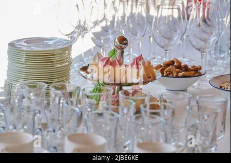 gâteaux meringue sur un plateau à deux niveaux avec plats sur une table lors d'une fête pour recevoir les invités lors d'un événement dans un restaurant Banque D'Images
