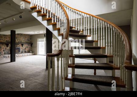 Un escalier incurvé à l'intérieur d'une maison. Cette maison a depuis été démolie. Banque D'Images