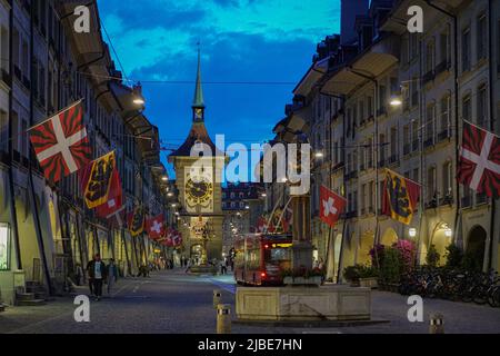 Scène nocturne le long de Kramgasse dans la vieille ville avec la Tour de l'horloge Zytglogge. Berne, Suisse - Junew 2022 Banque D'Images