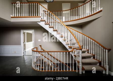 Un escalier incurvé à l'intérieur d'une maison. Cette maison a depuis été démolie. Banque D'Images