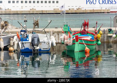 Bateaux de pêche en bois dans le port, Ajaccio, Corse (Corse), Corse-du-Sud, France Banque D'Images