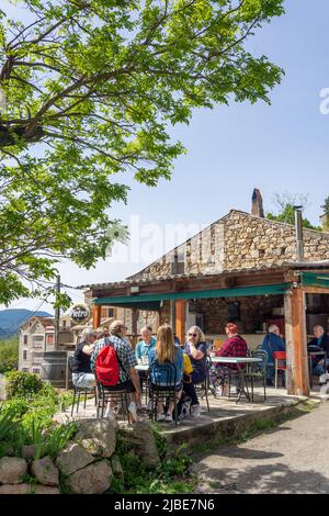 Boisson de groupe sur terrasse, Bar le Soccer, Ocana, Corse (Corse), Corse-du-Sud, France Banque D'Images