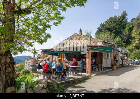 Boisson de groupe sur terrasse, Bar le Soccer, Ocana, Corse (Corse), Corse-du-Sud, France Banque D'Images