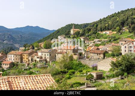 Village et paysage de montagne, Ocana, Corse (Corse), Corse-du-Sud, France Banque D'Images