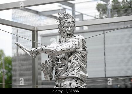 Près du court Philippe Chatrier et de la nouvelle entrée Grand public, la nouvelle statue du joueur de tennis Rafael Nadal. Oeuvre de l'artiste Jordi Diez Fernan Banque D'Images