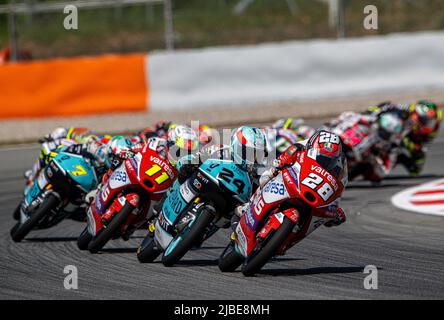 BARCELONE, ESPAGNE - JUIN 05 GP ÉNERGIE DE LA CATALOGNE JOUR DE COURSE Espagnol Izan Guevara (28) de l'équipe Ángel Nieto, pilote japonais Tatsuki Suzuki (24) de l'équipe Leopard Racing, pilote espagnol Sergio Garcia Dols (11) de l'équipe Ángel Nieto et pilote italien Dennis Foggia (7) de l'équipe Leopard Racing pendant la course Moto3 Du Grand Prix de Catalunya au circuit de Barcelone-Catalunya sur 05 juin 2022 à Barcelone, Espagne. Banque D'Images