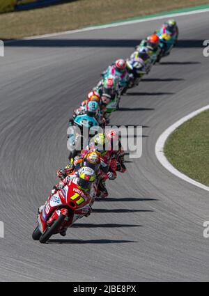 BARCELONE, ESPAGNE - JUIN 05 GP ÉNERGIE DU JOUR DE COURSE DE CATALOGNE pilote espagnol Sergio Garcia Dols (11) de l'équipe Ángel Nieto lors de la course Moto3 du Grand Prix de Catalunya au circuit de Barcelone-Catalunya sur 05 juin 2022 à Barcelone, Espagne. Banque D'Images