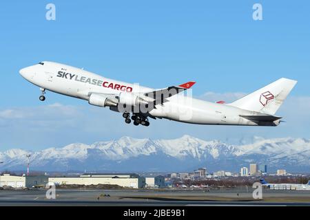 Skylease cargo Boeing 747-400 au départ de l'aéroport d'Anchorage. Avion B747-400F de Sky Lease Cargo pendant le décollage avec les montagnes derrière. Banque D'Images