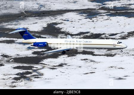 Everts Air Cargo McDonnell Douglas MD-82 Aircraft . Avion d'Everts Cargo MD-82, également appelé MD-82F de MD-80, volant pendant l'hiver en Alaska. Banque D'Images