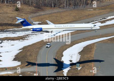 Everts Air Cargo McDonnell Douglas MD-82. Transport de marchandises par Everts Cargo MD-82, également appelé MD-82F de MD-80. Atterrissage en avion. Banque D'Images