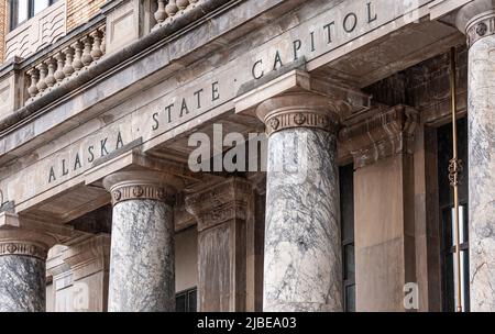 Juneau, Alaska, Etats-Unis - 19 juillet 2011: Gros plan, Frieze du capitole de l'État de l'Alaska, en affirmant autant, sur des piliers en marbre. Bâtiment en pierre brune. Banque D'Images