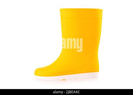 Bottes en caoutchouc jaune isolées sur fond blanc. Chaussures pour enfants. Banque D'Images