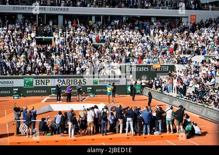 Paris, France - 05/06/2022, vue d'ensemble (illustration, ambiance avec la foule, public, public) de la cour centrale d'argile Philippe Chatrier avec Rafael 'Rafa' Nadal d'Espagne reçoit le Trophée des mousquetaires ('la coupe des Mousquetaires') après la finale ouverte française contre Casper Ruud et pose aux photographes sportifs de presse, Tournoi de tennis Grand Chelem sur 5 juin 2022 au stade Roland-Garros à Paris, France - photo Victor Joly / DPPI Banque D'Images