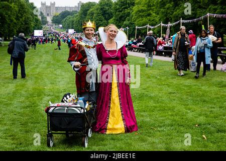 Windsor, Royaume-Uni. 5th juin 2022. Les résidents locaux portant leur costume arrivent pour prendre part à un grand déjeuner du Jubilé de platine sur la longue promenade de Windsor Great par Banque D'Images