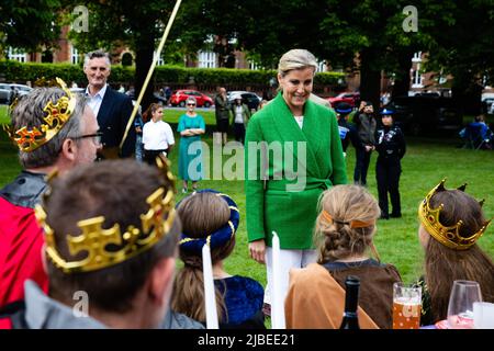 Windsor, Royaume-Uni. 5th juin 2022. La comtesse de Wessex parle aux enfants locaux vêtus de costumes historiques pendant le Jubilé de platine Big Lunch sur T. Banque D'Images