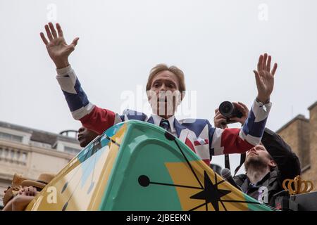 Londres, Royaume-Uni. 5th juin 2022. Sir Cliff Richard se lève du sommet d'un bus à impériale pour célébrer le 1950s dans le cadre du Jubilé de platine qui se tient dans le centre de Londres pour marquer les 70 ans de sa Majesté sur le trône. La parade de 3km est dirigée par l'entraîneur d'État d'or, une voiture de 260 ans qui transportait la Reine vers et depuis son couronnement en 1953. Credit: Kiki Streitberger / Alamy Live News Banque D'Images