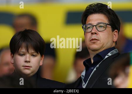 Comédien anglais, écrivain et présentateur de télévision, Michael McIntyre est vu avec son fils, Lucas - Norwich City v Tottenham Hotspur, Premier League, Carrow Road, Norwich, Royaume-Uni - 22nd mai 2022 usage éditorial seulement - des restrictions DataCo s'appliquent Banque D'Images