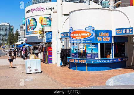 Queensland Australie / les boutiques de l'Esplanade, location de planches de surf à la plage de Surfers Paradise. Banque D'Images