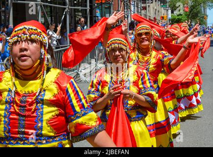 New York, États-Unis. 05th juin 2022. Les femmes sont vues danser avec des tenues Philippines traditionnelles lors de la parade annuelle de l'indépendance des Philippines à 5 juin 2022 à New York. (Photo de Ryan Rahman/Pacific Press) crédit: Pacific Press Media production Corp./Alay Live News Banque D'Images