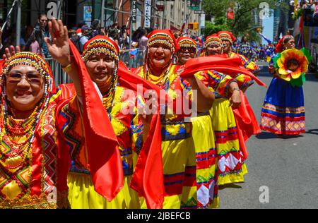 New York, États-Unis. 05th juin 2022. Les femmes sont vues danser avec des tenues Philippines traditionnelles lors de la parade annuelle de l'indépendance des Philippines à 5 juin 2022 à New York. (Photo de Ryan Rahman/Pacific Press) crédit: Pacific Press Media production Corp./Alay Live News Banque D'Images